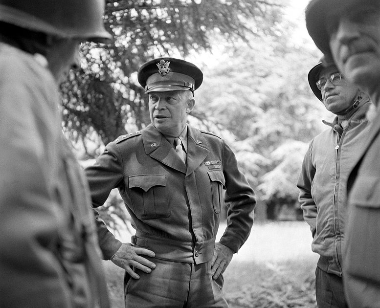 Генерал Дуайт Эйзенхауэр беседует с военнослужащими 1-й дивизии США