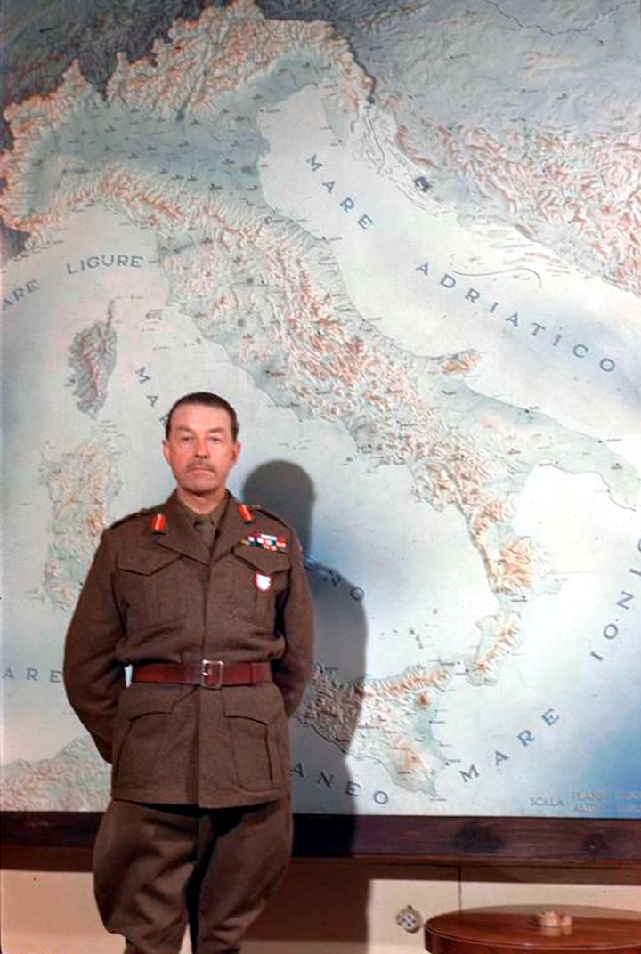 Харольд Александер стоит перед картой Италии 