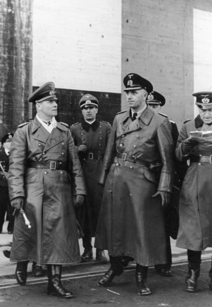 Фельдмаршал Эрвин Роммель (слева) и вице-адмирал Фридрих Руге посещают базу немецких подводных лодок в Ла-Рошели, Франция, февраль 1944 года