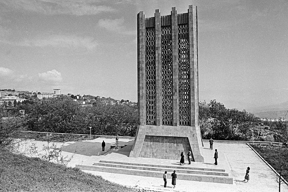 Мавзолей великого азербайджанского поэта Вагифа в городе Шуша, Нагорно-Карабахская автономная область. 01.06.1983