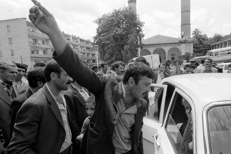 Жители города Шуша Нагорно-Карабахской автономной области перекрывают движение автомашин на одной из улиц города во время стихийного митинга. 01.06.1989