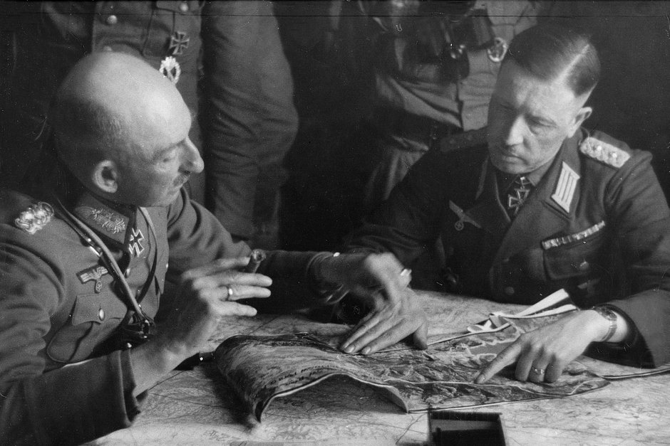 Генерал Ханс-Юрген фон Арним (слева) беседует с подчиненным