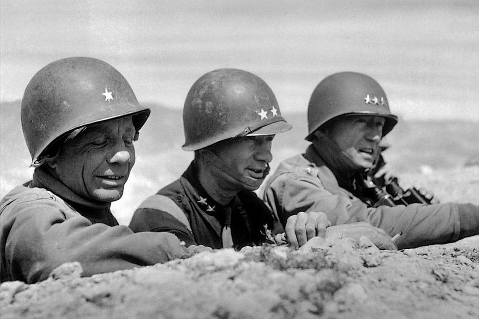 Генералы (слева направо) Теодор Рузвельт-младший, Терри Аллен и Джордж Паттон, 1943 год
