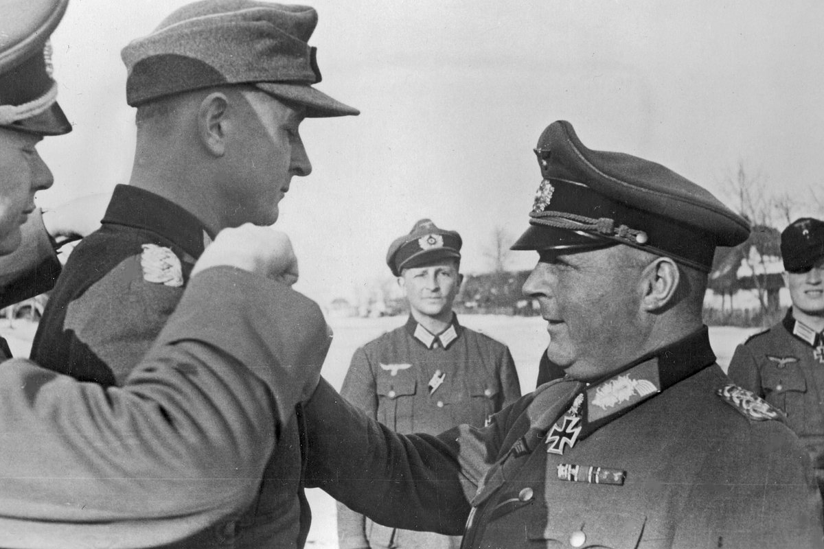 Генерал Ханс-Валентин Хубе (справа) награждает Рыцарским крестом подполковника Берна фон Баера
