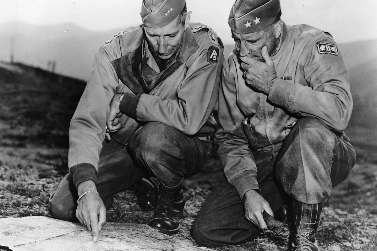 Генералы Марк Кларк и Джеффри Кейс обсуждают стратегию наступления, 10 ноября 1944 года