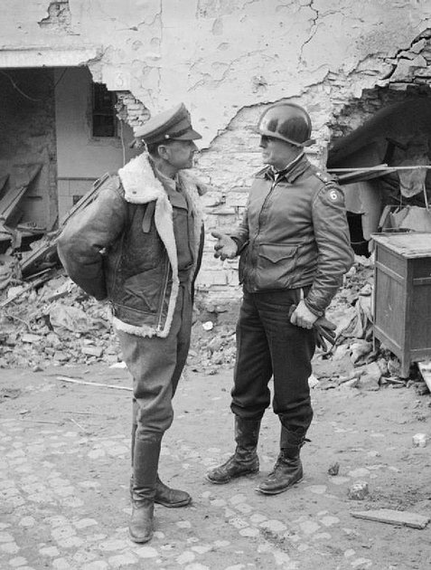 Генерал Харольд Александер беседует с генералом Люцианом Траскоттом, 4 марта 1944 года