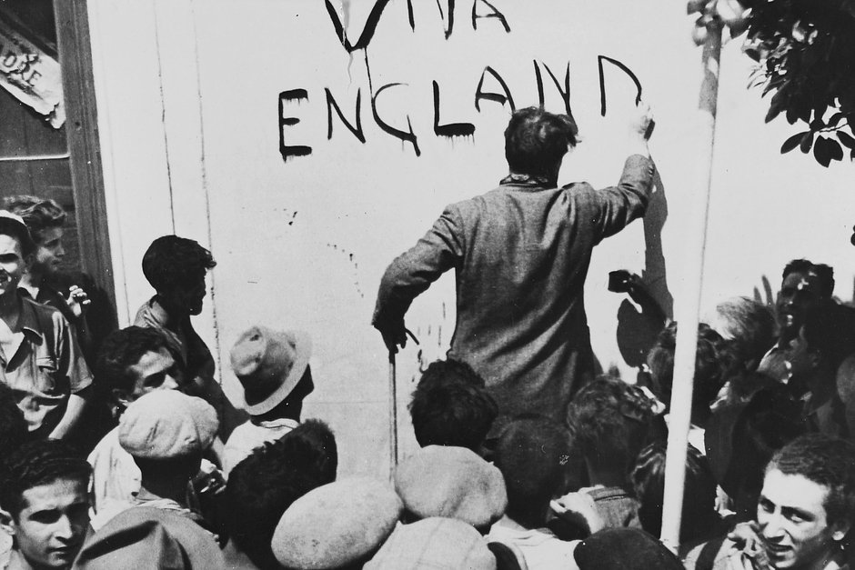 Сицилиец пишет на стене дома «Да здравствует Англия» после того, как его деревня, недалеко от Катании, была занята солдатами 8-й армии, 1943 год