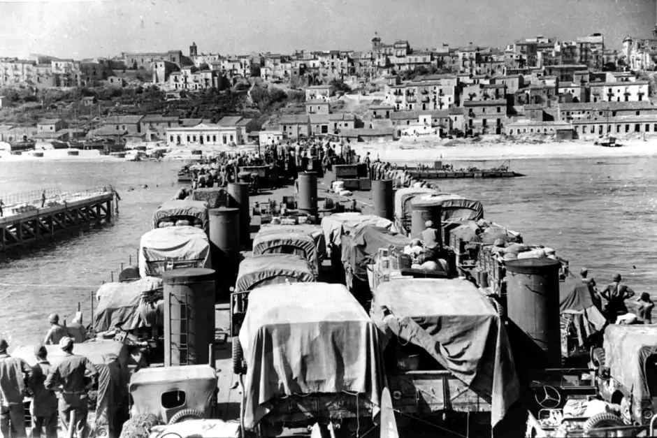 Американцы выгружаются в районе города Джела, Сицилия 