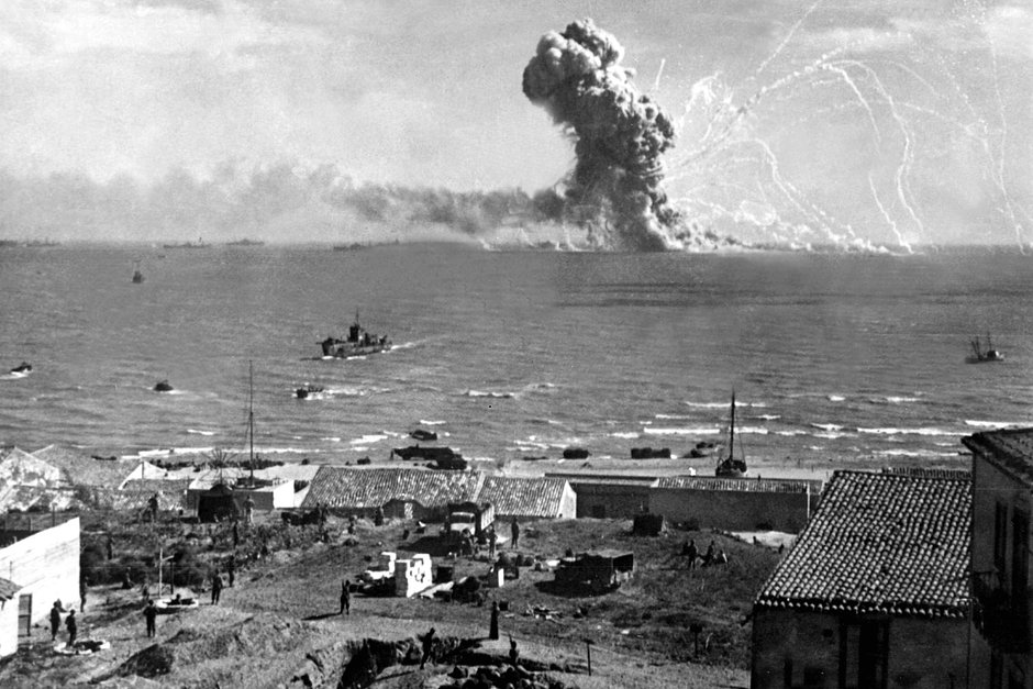 Взрыв американского транспорта с боеприпасами Robert Rowan во время высадки на Сицилию 11 июля 1943 года