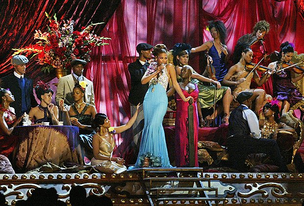 Бейонсе выступает с песней Dangerously in Love на премии «Грэмми» в 2004 году