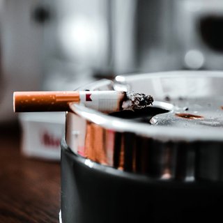 Почему возникает сильное желание курить, когда изрядно выпил