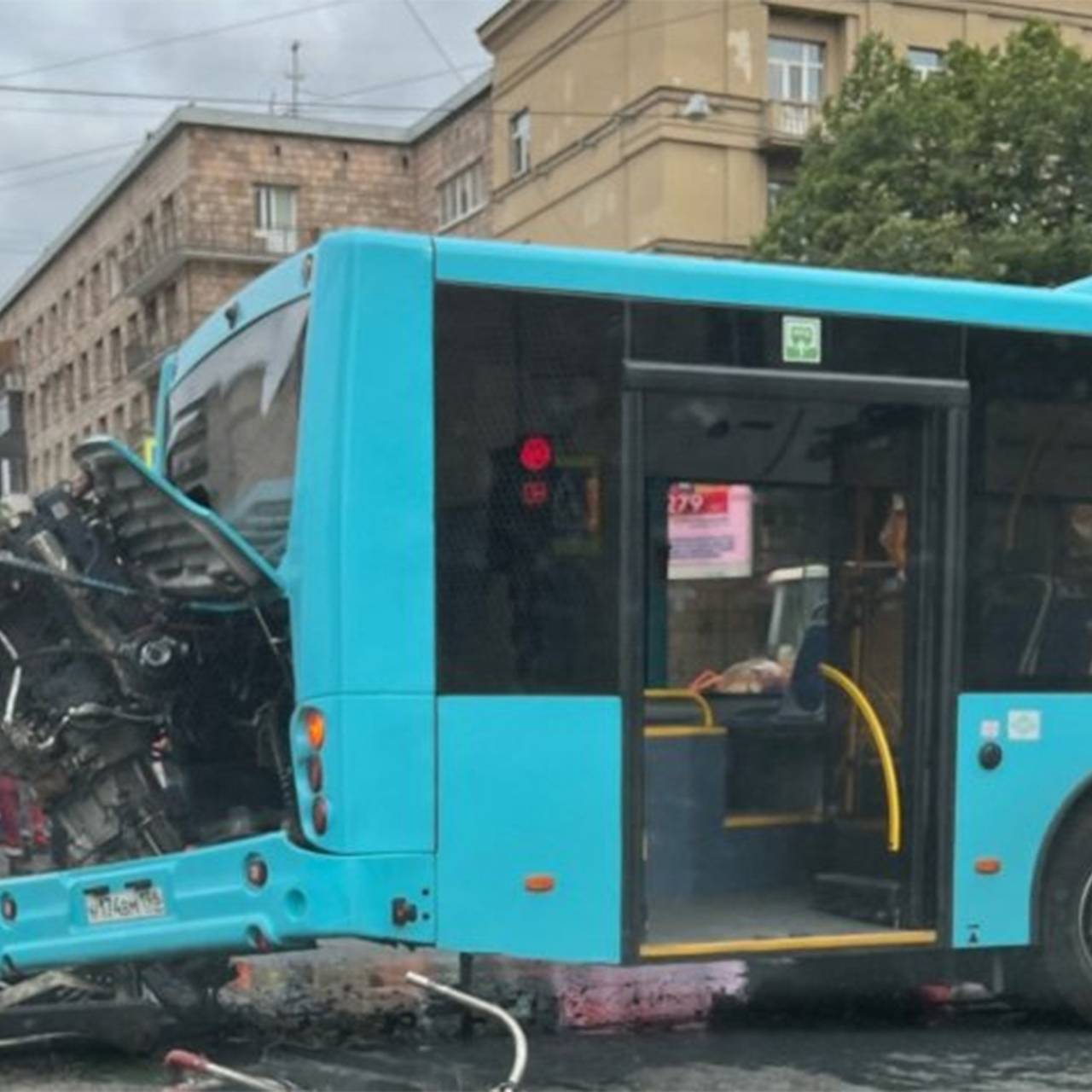 В Петербурге после проезда по яме у автобуса вывалился двигатель: Город:  Среда обитания: Lenta.ru