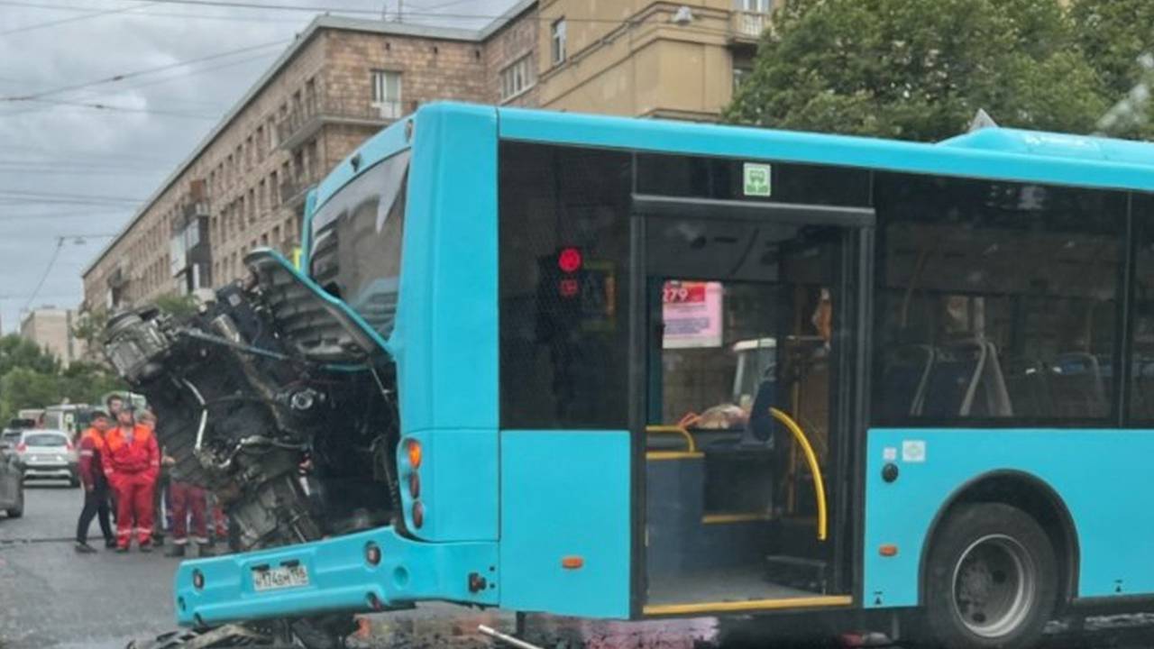 В Петербурге после проезда по яме у автобуса вывалился двигатель: Город:  Среда обитания: Lenta.ru