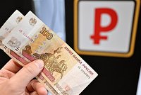 Банкоматы в России перестали принимать доллары и евро