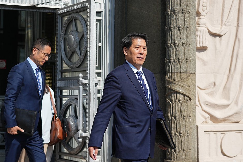Спецпредставитель Китая по делам Евразийского региона Ли Хуэй у здания МИД России после встречи с министром иностранных дел Сергеем Лавровым, Москва, 26 мая 2023 года