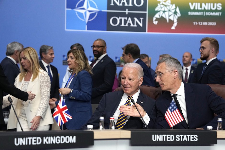 Генеральный секретарь НАТО Йенс Столтенберг (справа) беседует с президентом США Джо Байденом во время саммита НАТО в Вильнюсе, Литва, 12 июля 2023 года
