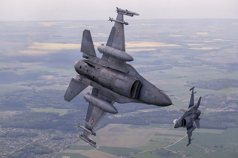 Военные истребители F-16 Военно-воздушных сил Португалии, участвующие в миссии НАТО по патрулированию воздушного пространства стран Балтии, в воздушном пространстве Литвы, 22 мая 2023 года