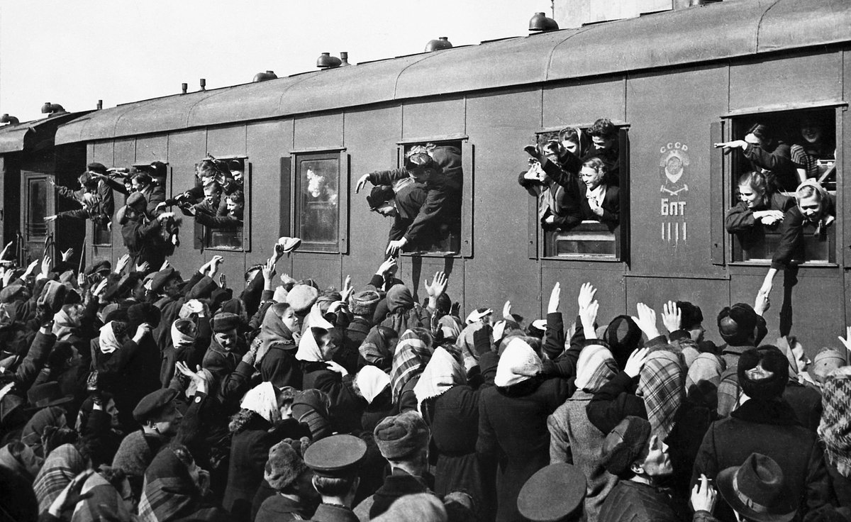 Молодежь уезжает на освоение целинных земель в Казахстане. Проводы на перроне Павелецкого вокзала, 1954 год