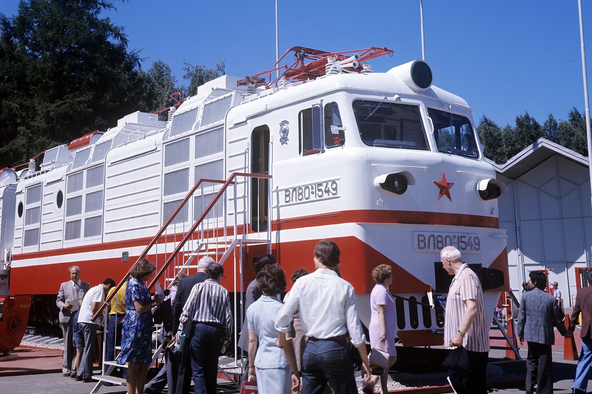Локомотив поезда — одна из экспозиций Международной выставки «Электро-77» в Сокольниках, 1977 год