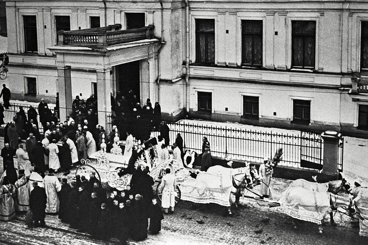 Похороны графа С.Ю. Витте, март 1915 года. Причиной смерти Сергея Витте в возрасте 65 лет врачи признали воспаление среднего уха, вызвавшее менингит