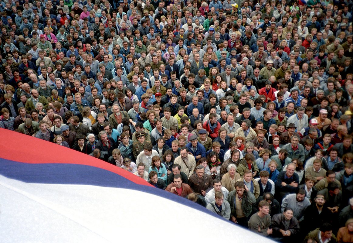 На площади перед зданием Верховного Совета РСФСР в Москве 22 августа 1991 года