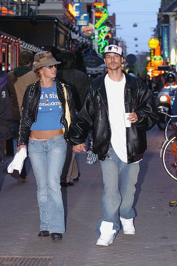 Бритни и Кевин Федерлайн на прогулке в Амстердаме, 2004 год