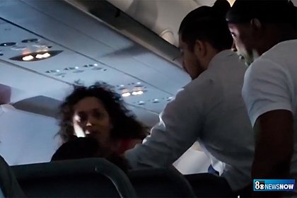 Разгневанные женщины устроили дебош в самолете, сорвали рейс и попали на видео
