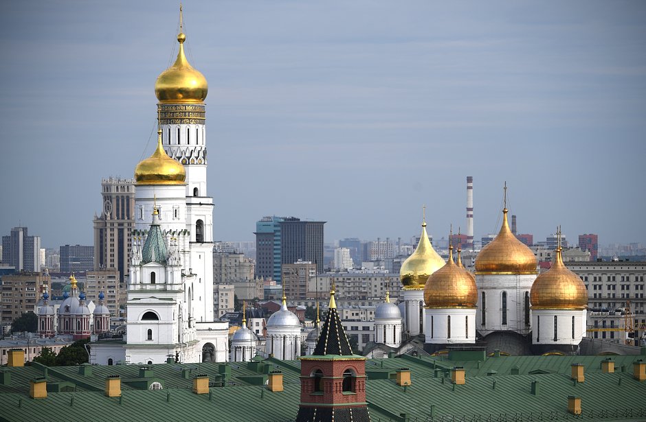 Колокольня Ивана Великого (слева) и Успенский собор Московского Кремля