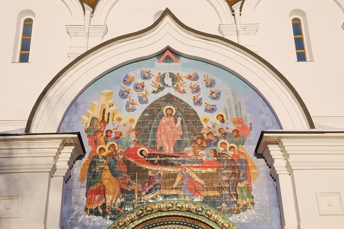 Успение Пресвятой Богородицы. Изразцовая икона над входом в собор Успения Пресвятой Богородицы в Ярославле