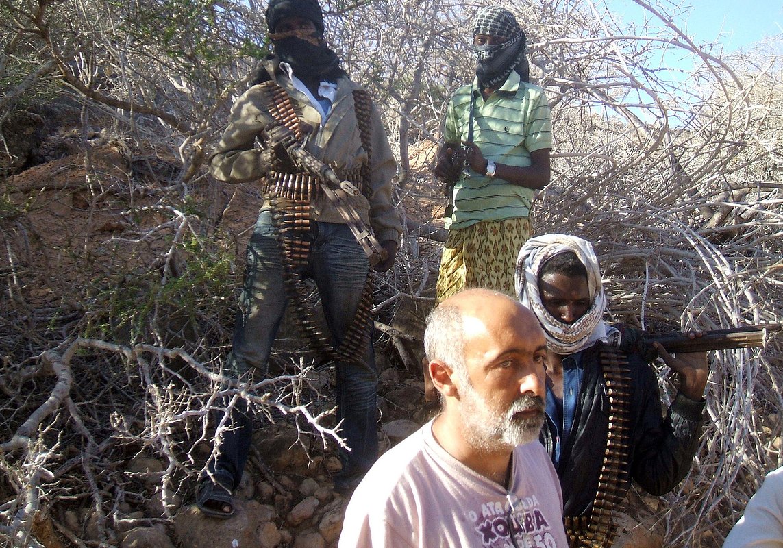2011 год. Сомалийские пираты охраняют похищенного капитана рыболовного судна VEGA 5  Хуана Альфонсо Рея Эчеверри. Судно Эчеверри было захвачено пиратами 31 декабря 2010 года в Индийском океане, примерно в 200 милях к юго-западу от Коморских островов