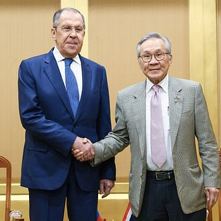 Сергей Лавров (слева) и министр иностранных дел Таиланда Дон Праматвинай 