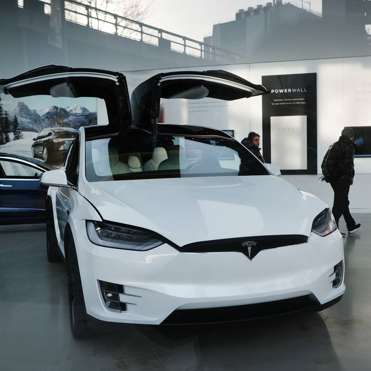 Tesla предложила заряжать электромобили от солнца: Техника: Наука и  техника: Lenta.ru