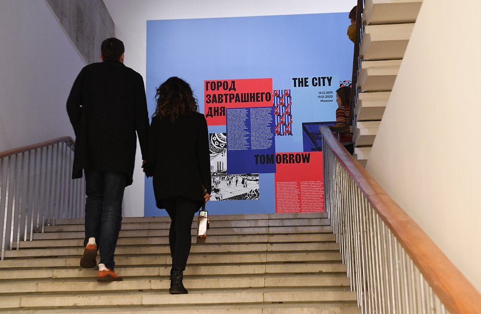 Посетители на передвижной выставке Гёте-института «Город завтрашнего дня», посвященной советскому модернизму. Москва, Новая Третьяковская галерея, 19 декабря 2019 года