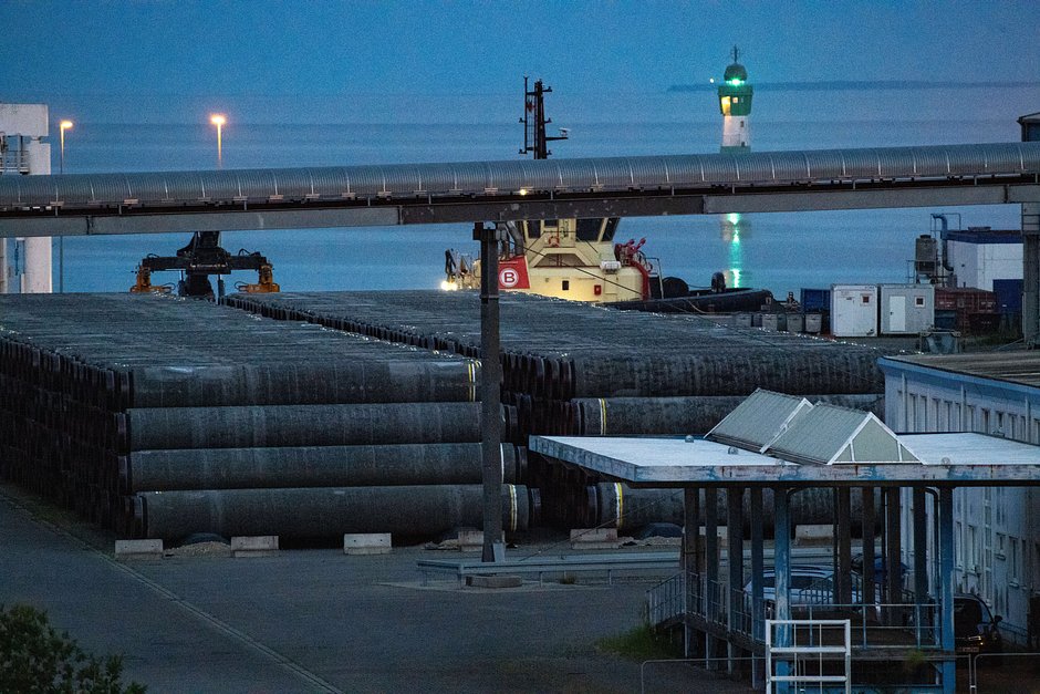 Неиспользованные трубы газопровода «Северный поток 2» в порту Засниц, Мекленбург  — Передняя Померания. Правительство Германии закупило их для терминала СПГ в Рюгене