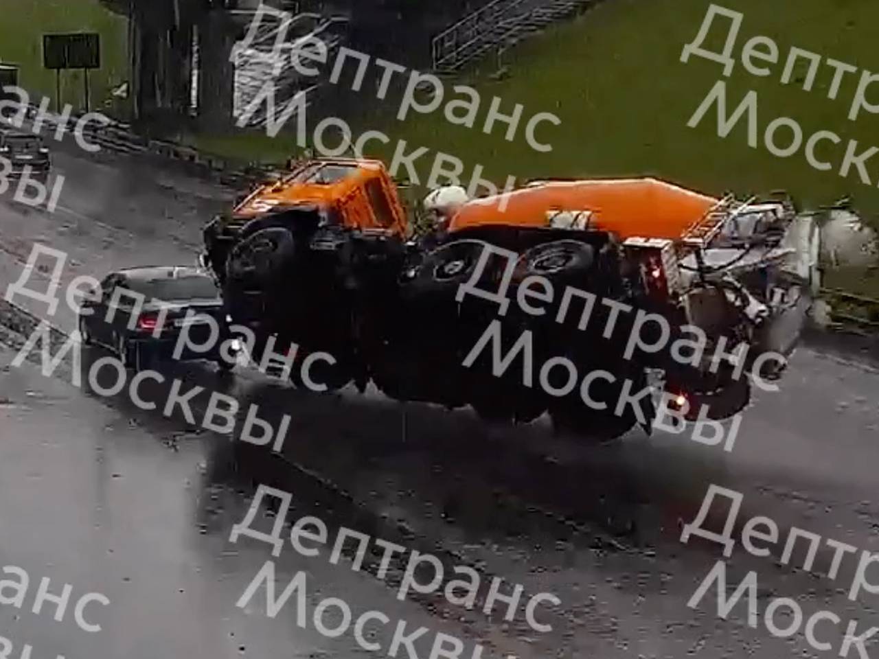 Бетономешалка перевернулась на МКАД во время ливня и попала на видео:  Происшествия: Россия: Lenta.ru