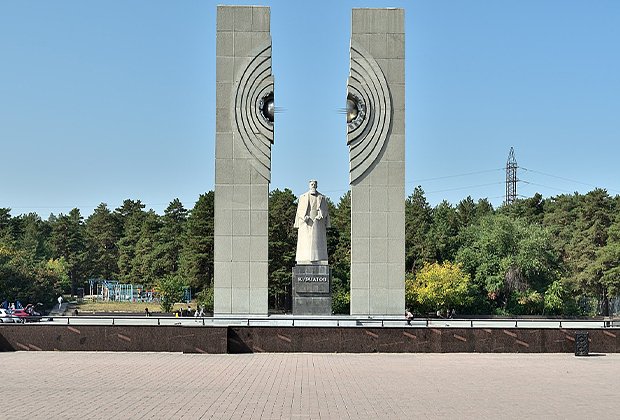 Место первого преступления — мемориальная композиция физику-ядерщику Игорю Курчатову