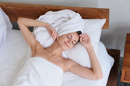 Раскрыты способы спать с мокрыми волосами без вреда для них