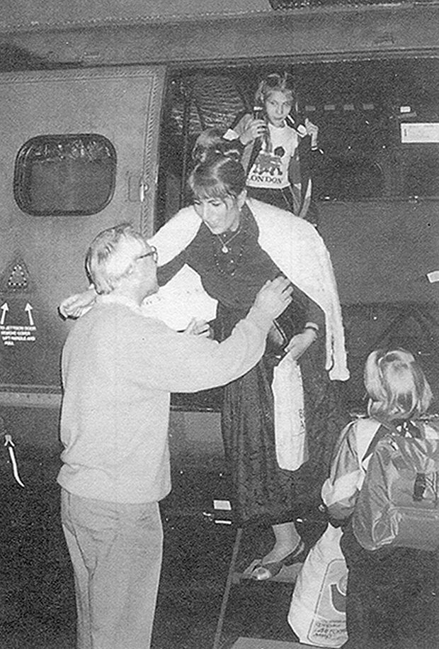 Гордиевский встречает жену Лейлу и дочерей Марию и Анну после шести лет разлуки в сентябре 1991 года