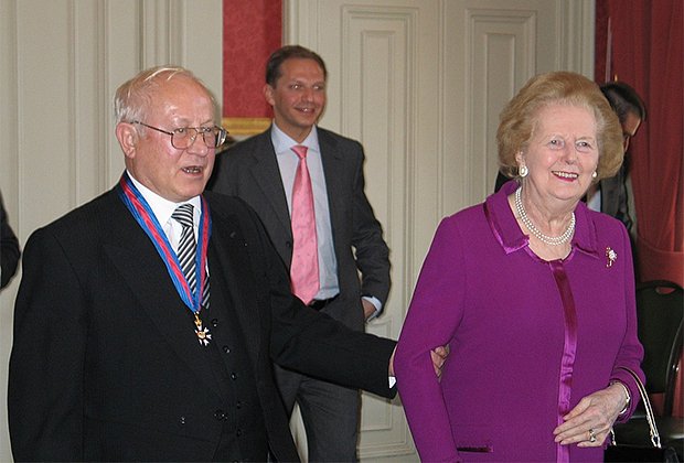 Олег Гордиевский с премьером Великобритании Маргарет Тэтчер на аудиенции Королевы Елизаветы II в 2007 году