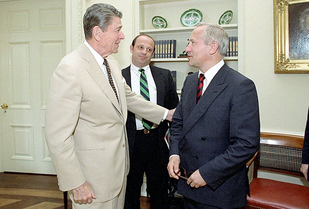 Президент США Рональд Рейган встречается с Олегом Гордиевским в 1987 году