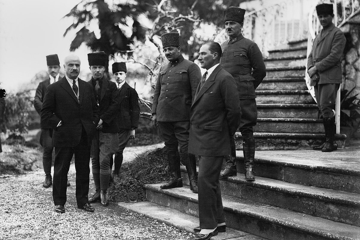 Мустафа Кемаль и офицеры в Смирне (Измире), 6 марта 1923 года