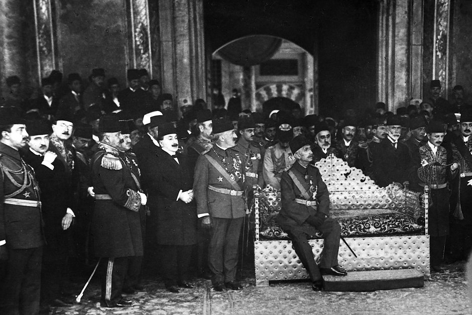 Султан Османской империи Мехмед VI в окружении сановников и министров после вступления в должность, 1918 год