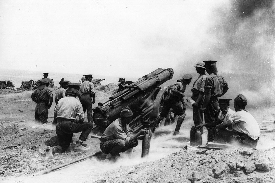 60-фунтовая британская тяжелая полевая пушка в действии на вершине утеса в заливе Хеллес, Галлиполи, Турция, 1915 год