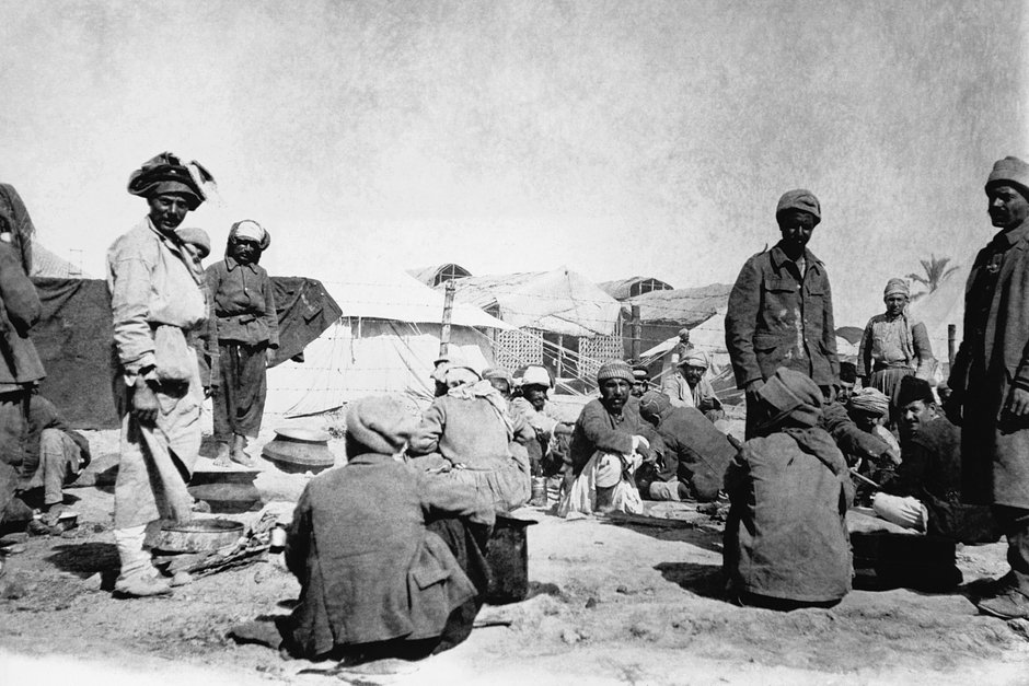Персидские, арабские и курдские заключенные собираются вокруг кухни в месопотамском лагере для военнопленных в апреле 1916 года