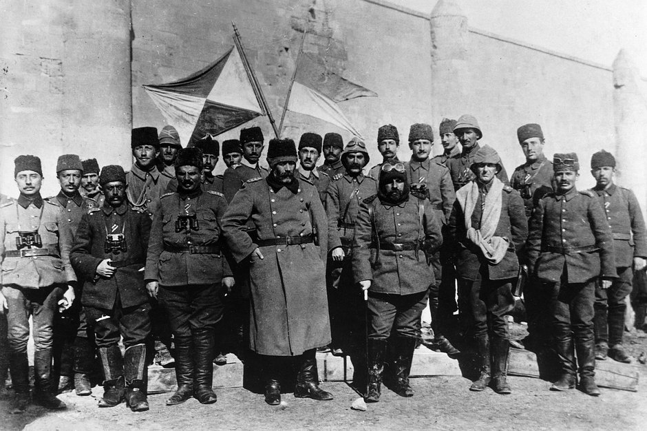 Штаб 3-й османской армии (в которой служили Энвер-паша и Мустафа Кемаль) и 11-го армейского корпуса, Кавказ, Армения