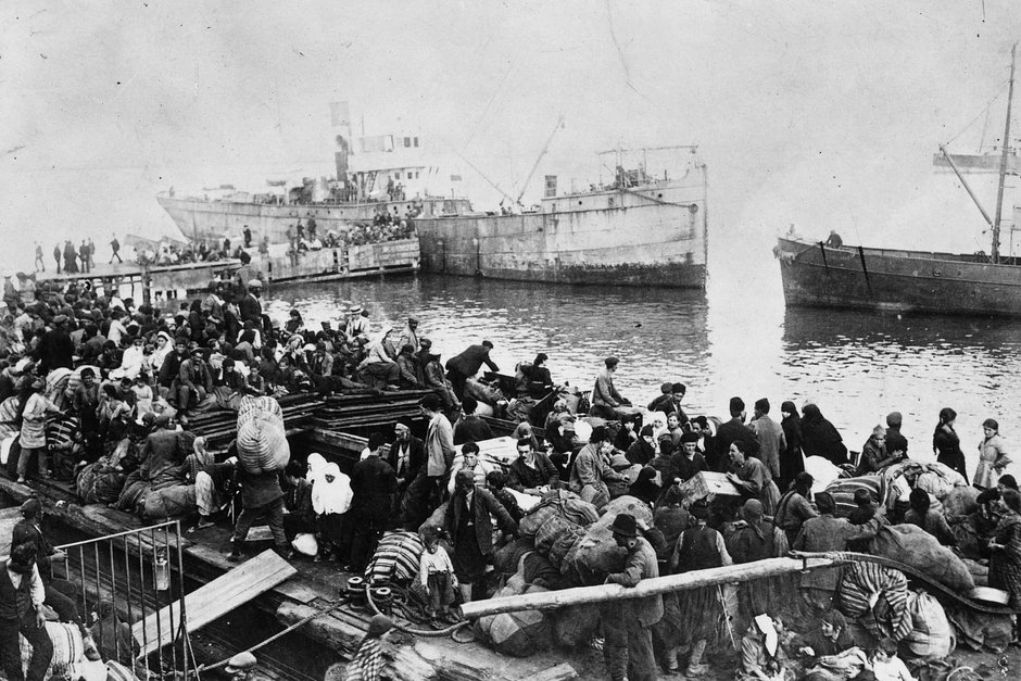 Тысячи местных греков пытаются убежать морем из Смирны (Измира), 1922 год