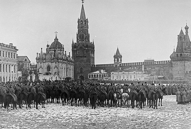 Смотр войск Временного правительства в Кремле перед отправкой на фронт во время Первой мировой войны