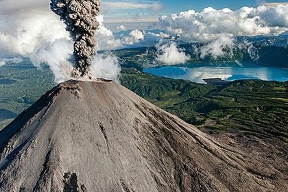 Вулкан Эбеко вновь выбросил гигантский столб пепла