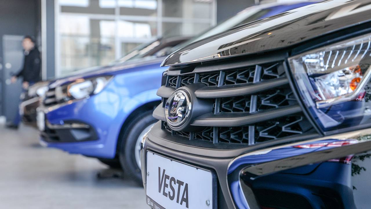 АвтоВАЗ» прокомментировал сообщения о приостановке сборки Lada Vesta NG:  Рынки: Экономика: Lenta.ru