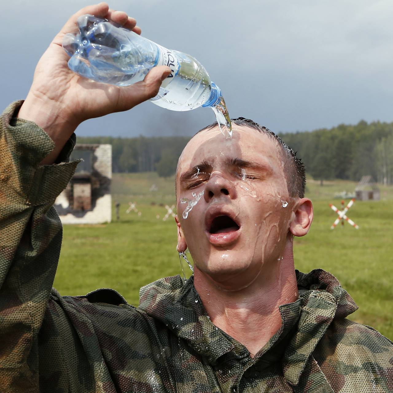 Летом родники все пересохли» Россиянин больше года возит воду для солдат в  зоне СВО. Питье для них закупают суворовцы: Общество: Россия: Lenta.ru